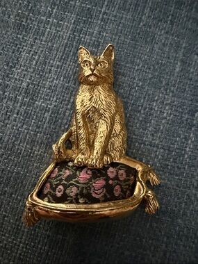 HTF Vintage 1928 Kitty Cat Sitting On Embroidered Rose Pillow Cushion Brooch Pin